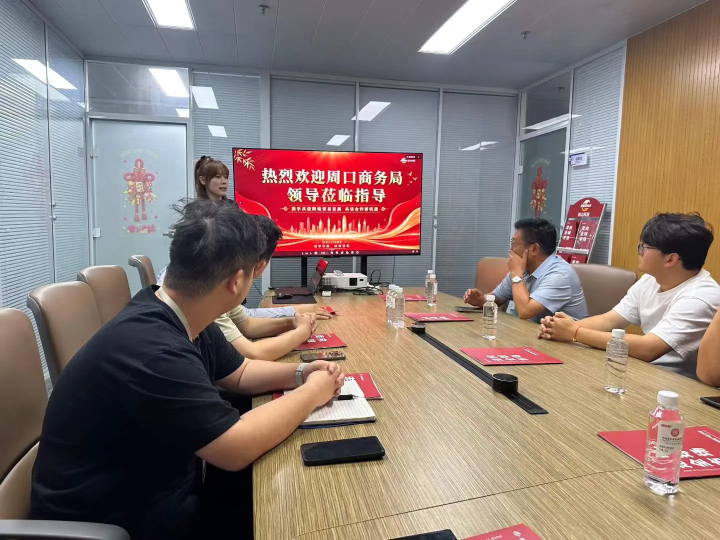 拾山科技接待周口商务局领导莅临指导，交流企业品牌出海与跨境电商发展方向
