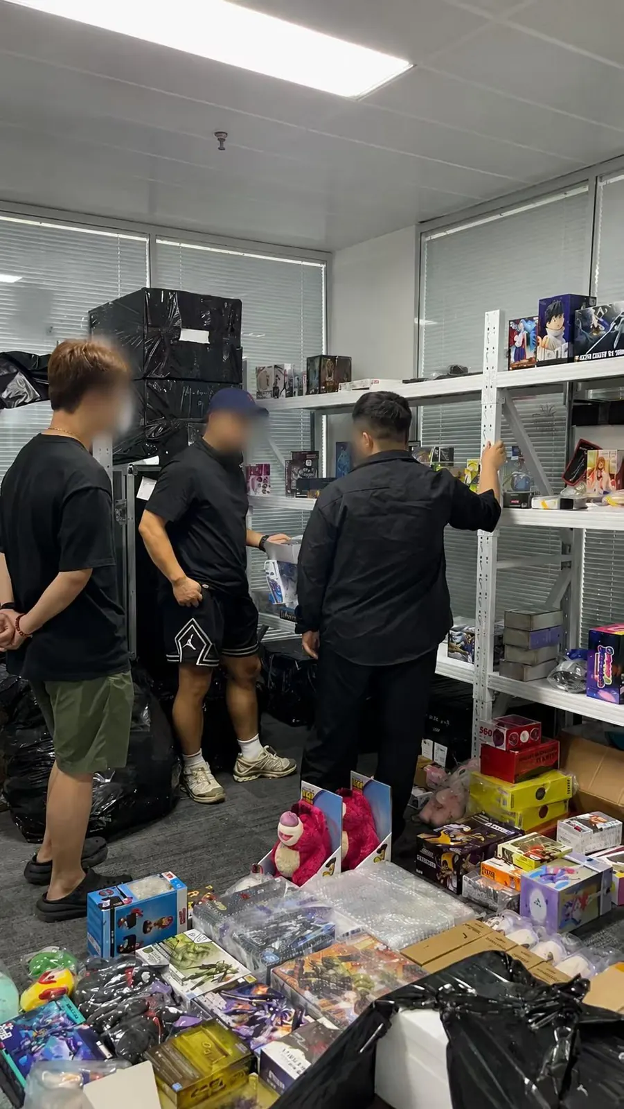 客户参观拾山科技跨境产品展示区，了解出海业务流程和海外运营服务